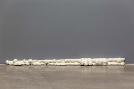 “Köpük”, 2020. Poliüretan köpük. 9 x 170 x 12 cm. İcra, üretim: Habib Bolat, Deniz Gül. Foto: Koray Şentürk